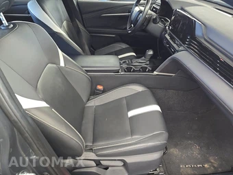 2025 Toyota Camry SE - miniatura 8