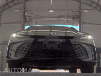 2025 Toyota Camry SE - miniatura 3