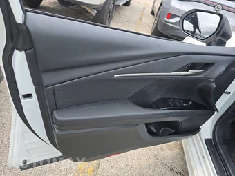 2025 Toyota Camry SE - miniatura 9