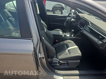 2025 Toyota Camry SE - miniatura 8