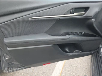 2025 Toyota Camry SE – miniatura 15