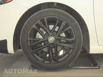 2025 Toyota Camry SE – miniatura 9