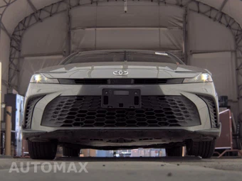 2025 Toyota Camry SE - miniatura 3