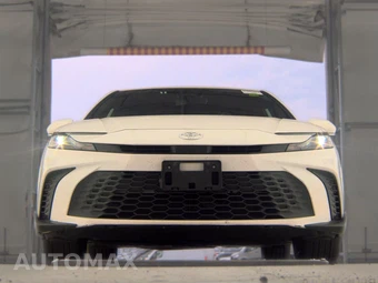 2025 Toyota Camry SE – miniatura 3