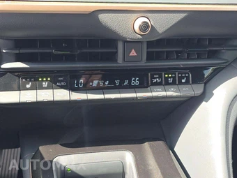 2025 Toyota Crown XLE – miniatura 24