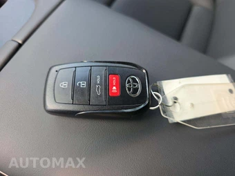 2025 Toyota Crown XLE – miniatura 8