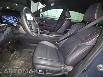 2025 Toyota Crown XLE – miniatura 7