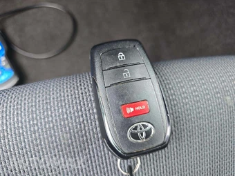 2025 Toyota Prius LE - miniatura 8
