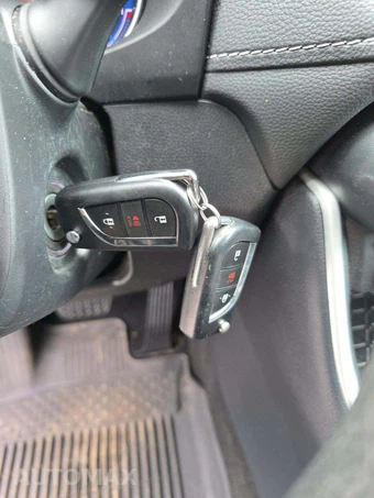 2025 Toyota RAV4 Hybrid LE - miniatura 5