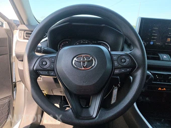 2025 Toyota RAV4 LE - miniatura 10
