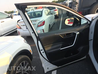 2025 Toyota RAV4 LE - miniatura 9