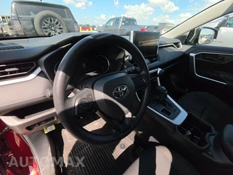 2025 Toyota RAV4 LE - miniatura 10