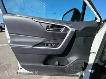 2025 Toyota RAV4 LE - miniatura 9