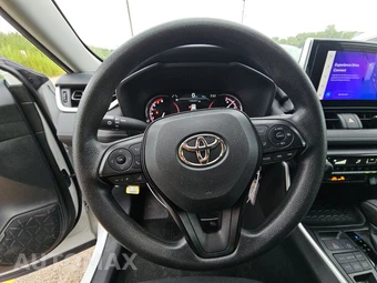 2025 Toyota RAV4 LE - miniatura 10