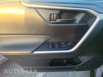 2025 Toyota RAV4 LE - miniatura 9