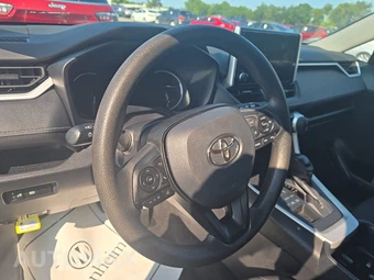 2025 Toyota RAV4 LE - miniatura 11