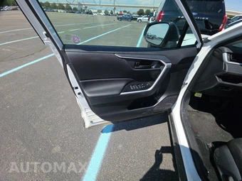 2025 Toyota RAV4 LE - miniatura 9