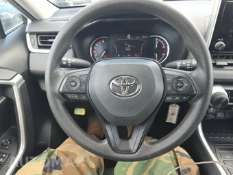 2025 Toyota RAV4 LE - miniatura 10