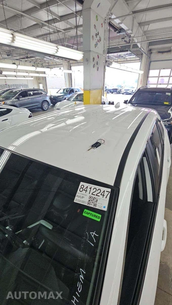 2025 Toyota RAV4 LE - miniatura 18