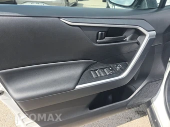 2025 Toyota RAV4 LE - miniatura 9
