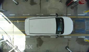 2025 Toyota RAV4 LE - miniatura 18