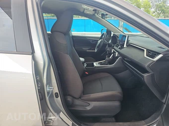 2025 Toyota RAV4 LE - miniatura 8
