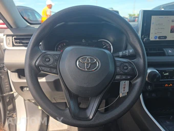 2025 Toyota RAV4 LE - miniatura 10