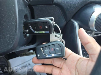 2025 Toyota RAV4 LE - miniatura 8