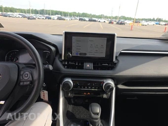 2025 Toyota RAV4 LE - miniatura 11