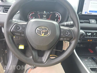 2025 Toyota RAV4 LE - miniatura 11