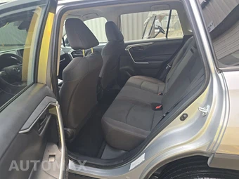 2025 Toyota RAV4 LE - miniatura 13