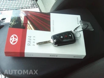 2025 Toyota RAV4 LE - miniatura 15