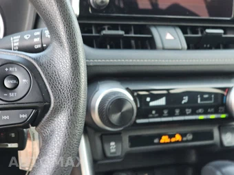 2025 Toyota RAV4 LE - miniatura 11