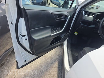 2025 Toyota RAV4 LE – miniatura 9
