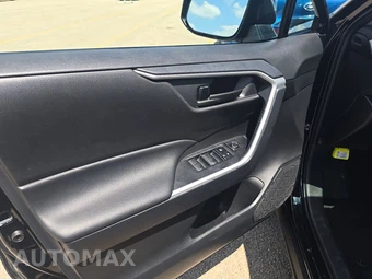 2025 Toyota RAV4 LE - miniatura 9