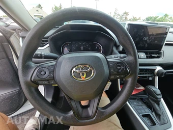 2025 Toyota RAV4 LE – miniatura 10