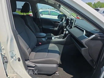 2025 Toyota RAV4 LE - miniatura 8