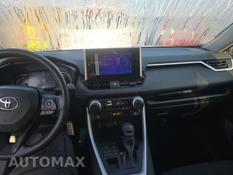 2025 Toyota RAV4 LE – miniatura 11