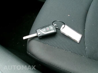 2025 Toyota RAV4 LE - miniatura 10