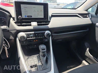 2025 Toyota RAV4 LE - miniatura 11