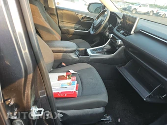 2025 Toyota RAV4 LE - miniatura 8