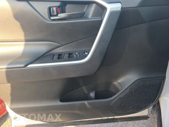 2025 Toyota RAV4 LE - miniatura 9