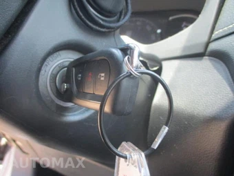 2025 Toyota RAV4 LE - miniatura 13