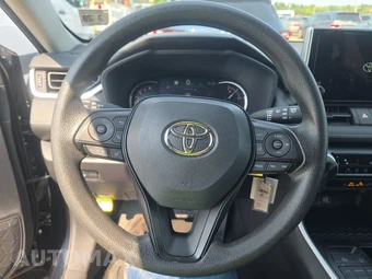 2025 Toyota RAV4 LE – miniatura 10