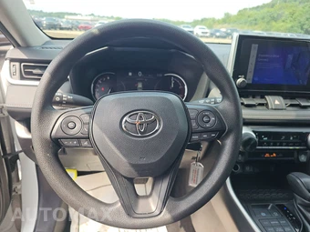 2025 Toyota RAV4 LE - miniatura 10
