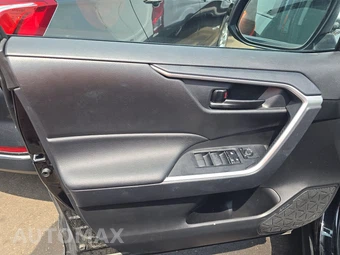 2025 Toyota RAV4 LE – miniatura 9