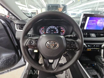 2025 Toyota RAV4 LE - miniatura 10