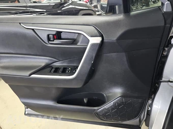2025 Toyota RAV4 LE - miniatura 9
