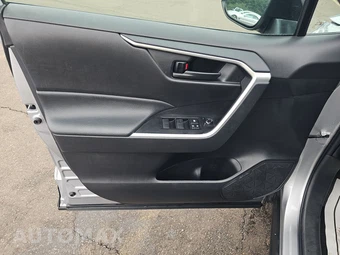 2025 Toyota RAV4 LE - miniatura 9