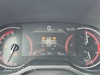 2025 Toyota RAV4 LE - miniatura 12